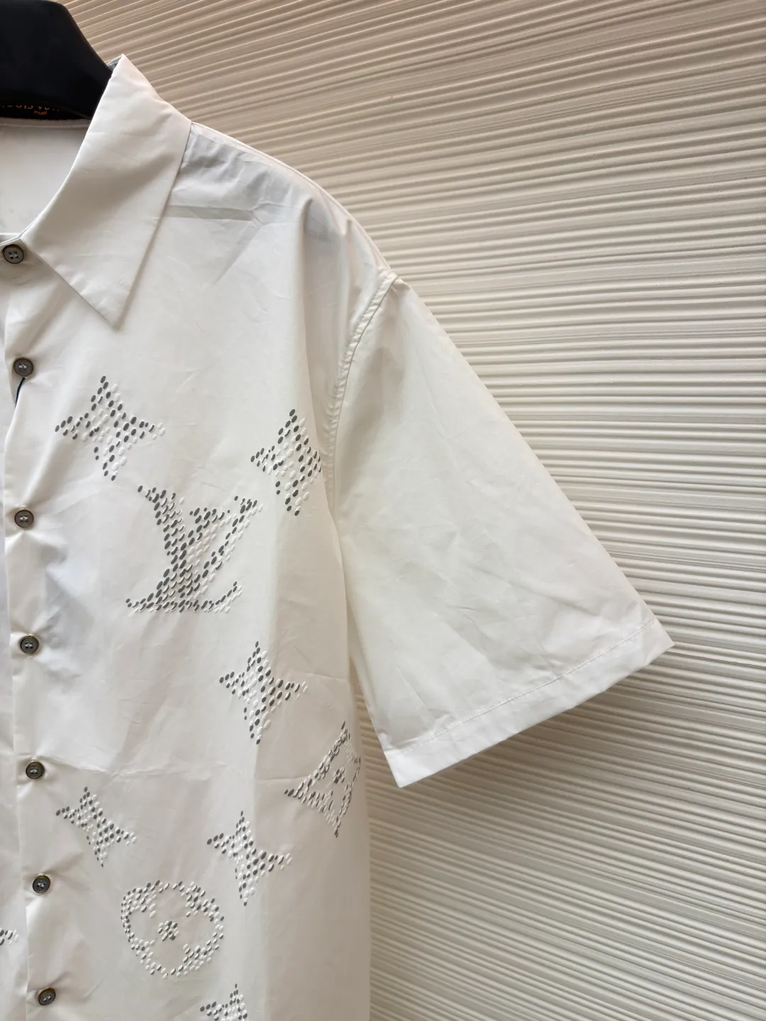 LOUIS VUITTON monogram printed short-sleeved shirt ●Original version: Purchased and developed by 9835 ●Item number: 1680421-A35 ●Fabric: silk fabric ●Technology: printing production ●Version: fitted version ●Weight: about 245 grams ●Size: S-M-L-XL ●Description: Poplin is a classic cotton fabric characterized by a large density difference between warp and weft yarns, forming a fine diamond-shaped grainy texture. This structure not only gives the fabric a refreshing and breathable wearing feel, but also ensures that its texture is light and thin but has a crisp texture, avoiding the shortcomings of ordinary thin cotton that easily collapses, perfectly supporting the neat silhouette of the shirt, while maintaining the unique skin-friendly comfort of cotton. The chest is decorated with a release printing process; it is neither too loose nor deliberately slim, aiming to create a clean silhouette and is extremely tolerant to the body shape. The standard length ensures that the hem can be tucked into trousers or hang naturally, meeting a variety of wear needs, including formal and casual. The overall wiring is straight and delicate, the fabric is comfortable and soft, and the color is consistent without color difference. It can be matched with the same style to create a fashionable look and control various occasions. Customized accessories, complete with three standards, same style for men and women!